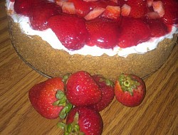 HOMEMADE STRAWBERRY AND CREAM CHEESECAKE
